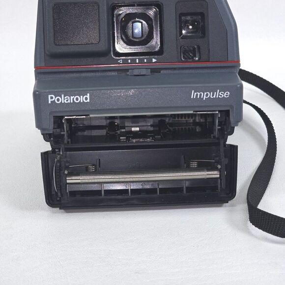 Vintage Polaroid Impulse 600 Instant Film Camera With Flash & Strap EUC UNTESTED - Picture 2 of 13